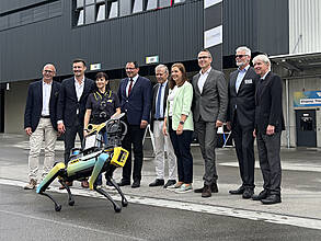 v.l. Christian Meißner Landrat Landkreis Lichtenfels, Kamil Kasprowicz CEO Baur Hermes Fulfilment, Andrea Dembowski Projektleiterin Baur Hermes Fulfilment, Martin Schöffel Bayerischer Staatssekretär, Dr. Georg Freiherr von Waldenfels Vorsitzender Friedrich-Baur-Stiftung, Claudia Grader Senior Project Lead Hermes Fulfilment, Kay Schiebur Konzernvorstand Services Otto Group, Peter Volk COO Baur Hermes Fulfilment, Thomas Engel Regierungsvizepräsident von Oberfranken