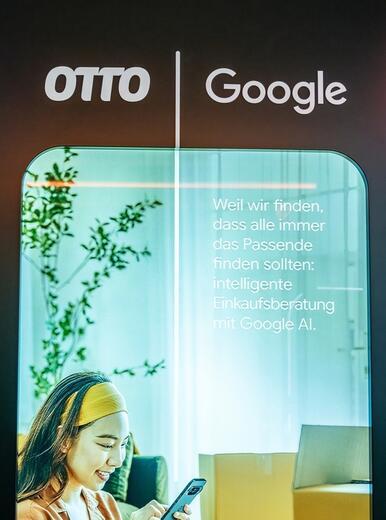 Demo des OTTO KI-Assistenten im Google Haus auf dem OMR Festival