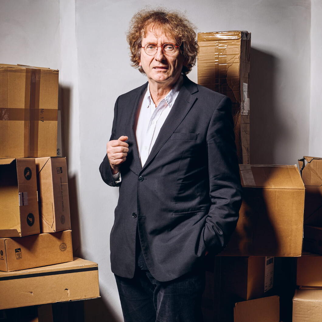 Dr. Michael Braungart
Braungart ist wissenschaftlicher Geschäftsführer von EPEA – eines internationalen Umweltforschungs- und Beratungsinstituts in Hamburg, gegründet 1987. Seitdem kümmert sich Braungart um die Entwicklung von sogenannten „öko-effektiven Produkten“, also Produkten, die nicht schädlich für Mensch und Umwelt sind, sondern nützlich, weil sie Teil eines Kreislaufes sind. Sprich: immer wieder verwertet werden können. Dieses Kreislauf-Konzept, auch Cradle-to-Cradle („Wiege zu Wiege“) genannt, entwickelte er gemeinsam mit seinem Forschungspartner, dem Architekten William McDonough.