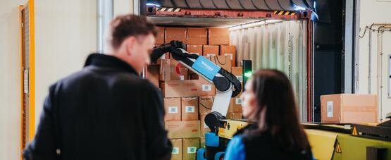 Europe Premiere: Otto Group Deploys Unloading Robot &quot;Stretch&quot; 