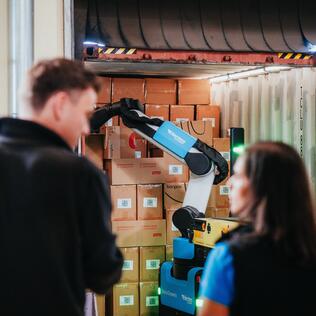 Europa Premiere: Otto Group setzt Entladeroboter „Stretch” ein