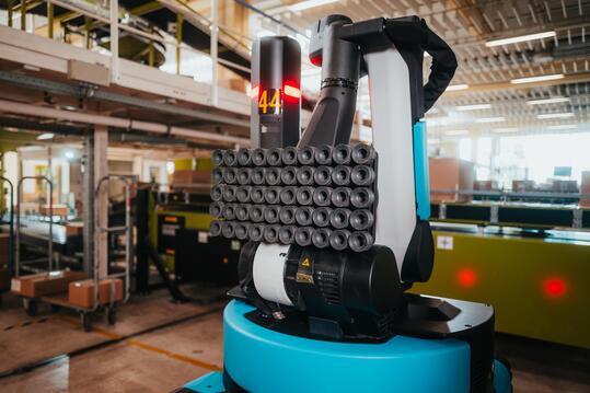 Swivel vacuum gripper with suction cups