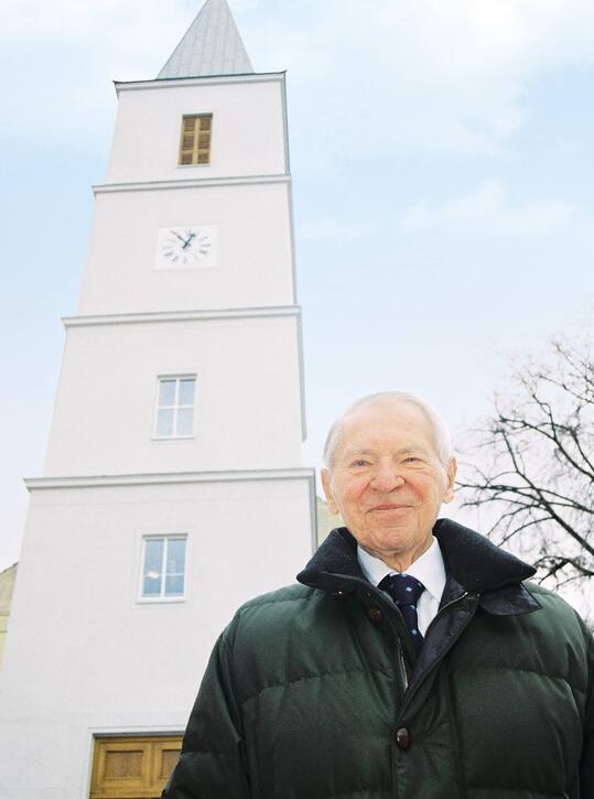 Werner Otto in November 1997 in front of the baptismal church he had rebuilt. He donated the money for its reconstruction.