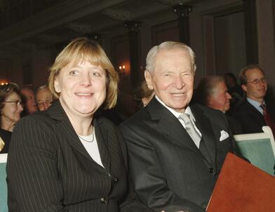 Highly respected in politics too: in 2002, Otto, who is shown here with former Chancellor Angela Merkel, was awarded the Konrad-Adenauer-Foundation’s prize for “Social Market Economy.”