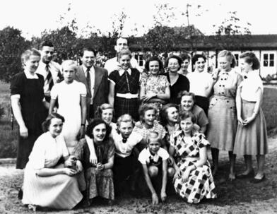 He recognized just how important a corporate culture and working atmosphere are from an early stage: Werner Otto surrounded by employees in 1954.