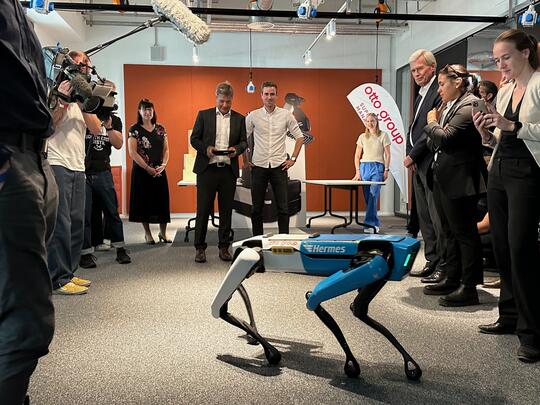 Robert Habeck testet den Roboter Spot