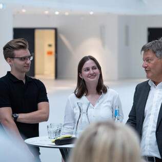 Blick in den KI-Maschinenraum: Wirtschaftsminister Habeck besucht die Otto Group 