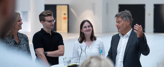 Blick in den KI-Maschinenraum: Wirtschaftsminister Habeck besucht die Otto Group 